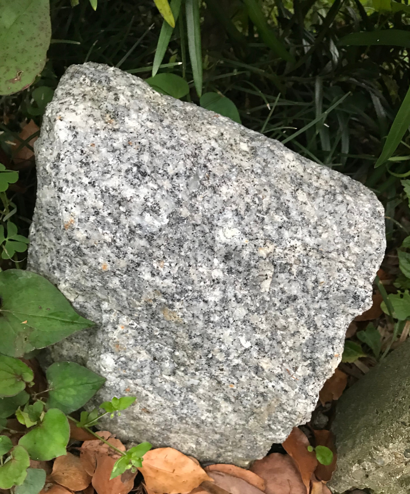 画像の石はなんですか？レアな石ですか？重さも5kg前後はあります。