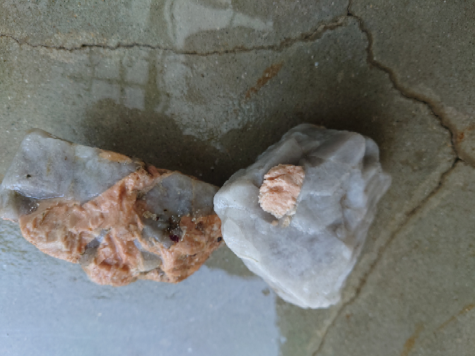 この石は何の石でしょうか？ グレーがかった石にピンクの石がくっついてます。 どなたかわかる方宜しくお願いします