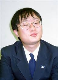一応天才と言われている将棋棋士の渡辺明さんの17歳の時の写真です。なんだかギャグ漫画(稲中とか)に出てきそうな見た目だけど、頭良さそうに見えますか？
