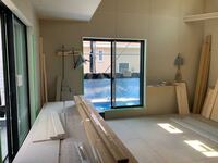 建売り戸建ての日当たりについて。 現在、都内で建売りの戸建ての購入で悩んでいます。
角地で立地もいいのですが、陽当たりが気になっています。
写真は（※2階リビング）本日の13:40に撮ったものですが、日当たり悪いでしょうか？
太陽が真上かそれより少し下に来ている時間帯でした。
南向きの家であれば、この時間でも陽はもう少し入りますか？
また都内で戸建てだと陽を取るのは、隣家との距離も考えるとな...