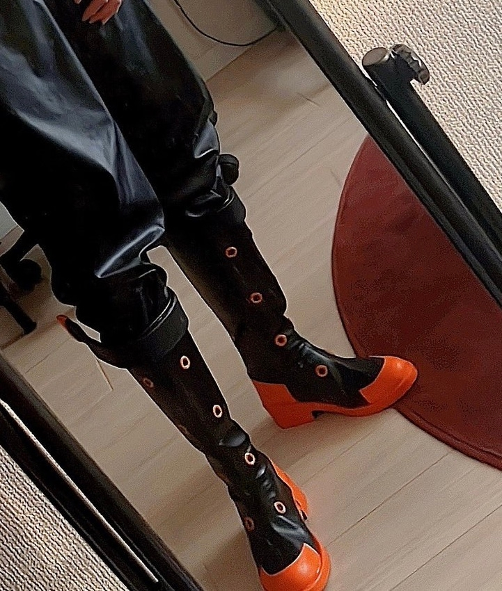 コスプレの靴について質問です写真の方のコスプレブーツなのですが多分手作りと思 Yahoo 知恵袋