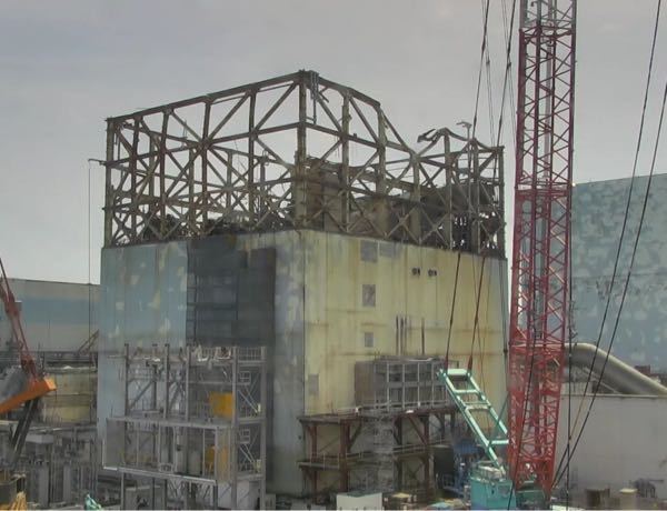 最近の福島第一原子力発電所の1号機の写真を見たのですが他の面はそうでもないのになぜ陸地側の方はこんなに汚れているのでしょうか？