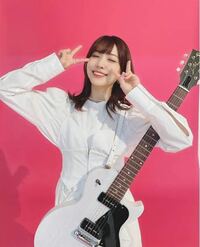 あいみん（愛美）が使っているこの白いギターはなんていう名前のギターですか？？ 