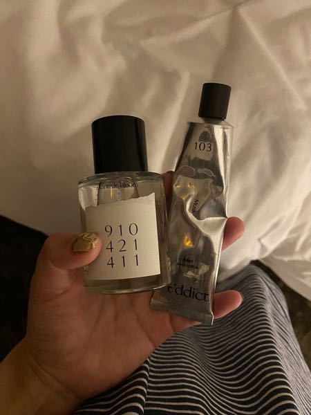 この写真の左側に写っているボトルについてです。 香水だというのは分かるのですが、名前が分かりません。どなたか教えていただきたいです。。