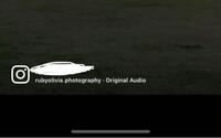 インスタで自分のリールをカメラロールに保存した際 下に使用した曲と自分のアカ Yahoo 知恵袋