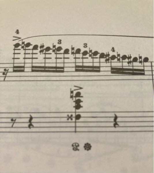 ショパンの幻想即興曲の弾き方について質問です。 35小節目の左手の和音（写真参照）ですが、アルペジオで弾く人は手が届かないからそうしているのですか？ 私は手は小さい方ですがこの和音はしっかり掴...