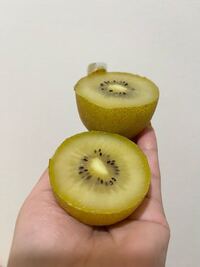 至急お願いします ゴールデンキウイを食べようと半分切ったら 断面が白っ Yahoo 知恵袋