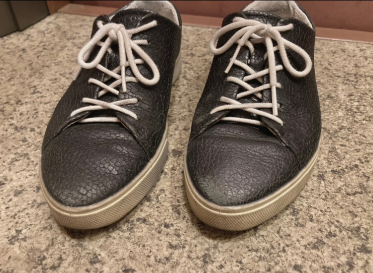 この靴は修理した方が良いか、新しく買った方が良いか、分かる方いれば教えてください。 履きやすくて気に入ってる皮の靴なのですが、つま先の部分がもろもろになっていているので、できたら修理したいと思っ...