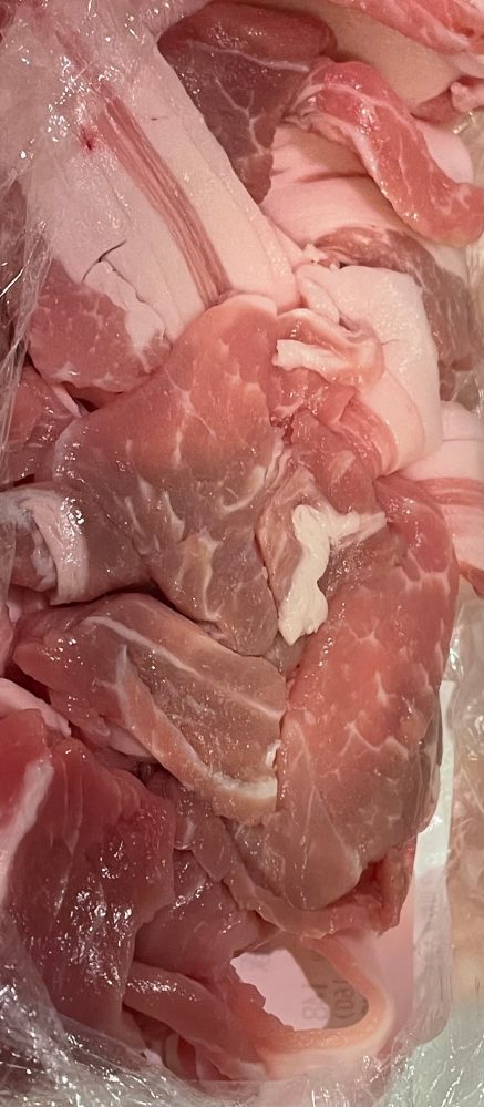 消費期限今日までの豚肉です。 冷蔵庫で保存してましたが、薄っすら色が悪いので腐ってるのでしょうか？