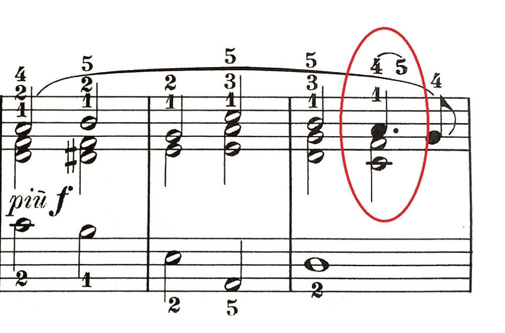 ピアノの練習ABCの練習曲Ｌの練習中ですが、譜面で分からない部分がありました。 赤で囲った部分ですが、４＾５の部分をどう解釈してよいのかわかりません。 ご教示いただけると助かります。