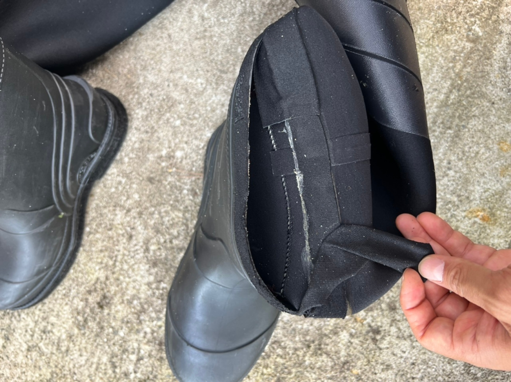 マズメのネオプレンウェーダーが写真のようにブーツ部分との接続箇所のテープが剥がれてしまいました。 これは素人でも修理することは可能でしょうか？？ また修理出来るのであれば、修理に必要なもの（商品...