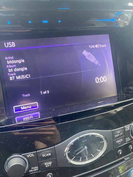 車のオーディオに関する質問です。 今までiPhoneをUSB接続して音楽を聞いていたのですが、Bluetooth化しようと思ってUSB差し込み口に差し込むタイプの変換器を購入しました。 商品の説...