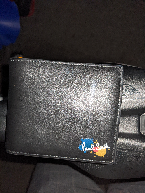 バイト先のエプロンのポケットの中に財布を入れてたらこのように色がついてしまいました。レザーの財布です。これは消えますか？消し方教えてほしいです
