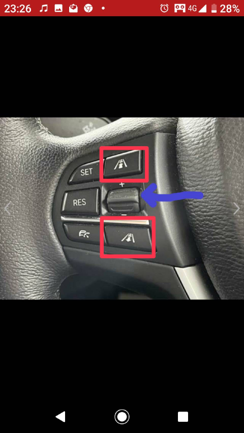 BMWｘ３のハンドルボタンについて回答頂きたいです。 赤枠の２つのボタンがあります。 赤枠ボタンがない車両もあります。 赤枠ボタンは真ん中にある上げ下げ出来るボタンを作業しやすくするために、新たに設置されたボタンですか？ 回答お願い致します