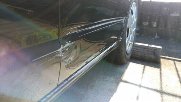 車の修理について質問です。 この傷は何とぶつかってなっていますか？ また修理するとなれば費用はどのぐらいかかりますかね？