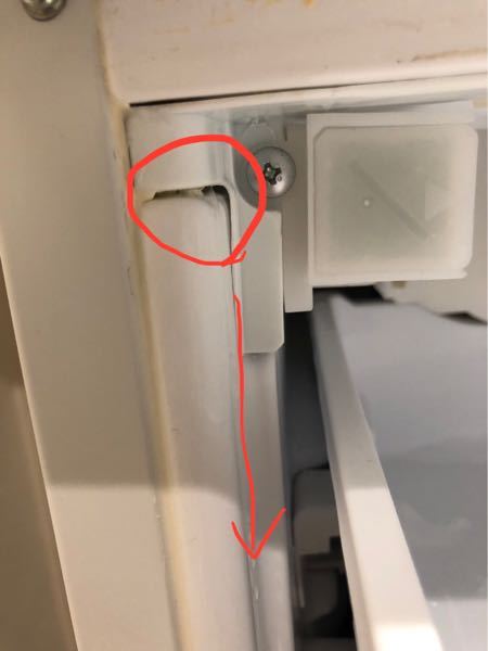 東芝冷蔵庫 VEGETA GR-F51FXV の冷蔵庫の水漏れに付いて質問です。 今日、製氷室に氷が出来ていないのに気付き色々見ていたら赤丸部分（向かって左側）と写真は撮らなかったのですが右側も同じような場所から水漏れがありました。 もしかしたら給水ホースなどに異常があるのかと思い、現在給水タンクの水は抜いてあります。 冷凍機能は大丈夫です。 どなたか原因が分かるかたいませんか？