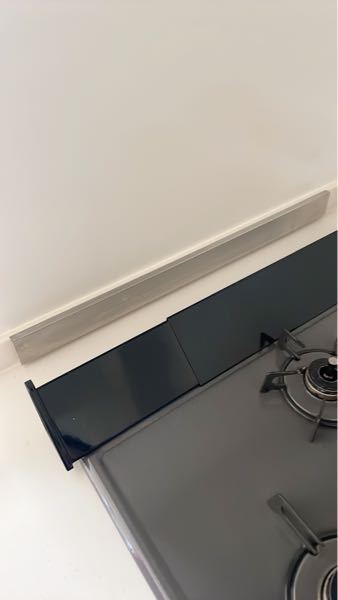 賃貸のキッチンのコンロ前に、 シルバーのものが装着されてるのですが、 これはなにに使うものでしょうか？ 壁に固定されていて、取り外しはできないようです。 また、手前の黒いものは排気口カバーであってますか？