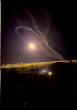 【映像】「ロシアの地対空ミサイル、Uターンして発射地点へ？」 6/28(火)。 https://news.yahoo.co.jp/articles/6afb090fc01dfa8e7124207427ed8b2a342ad7e5 映像は、ウクライナ東部のルハンスク(ルガンスク)州アルチェフスクで撮影されたもので、発射されたミサイルの１つが急旋回し、元の場所の辺りに落下して行くのが分かる。着弾時には大きな爆発が起こり、夜空に火花が広がる様子が捉えられた。 . 早い話しが、オウン・ゴールじゃね？