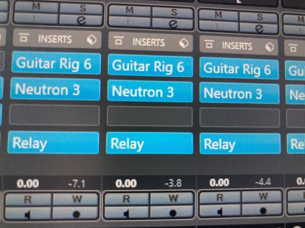 DTM Cubaseでニュートロン3でギターの音を整えてAI自動ミックスを行いたいのですがプラグインのさしかたはこれで大丈夫でしょうか？回答お願いいたします＾＾
