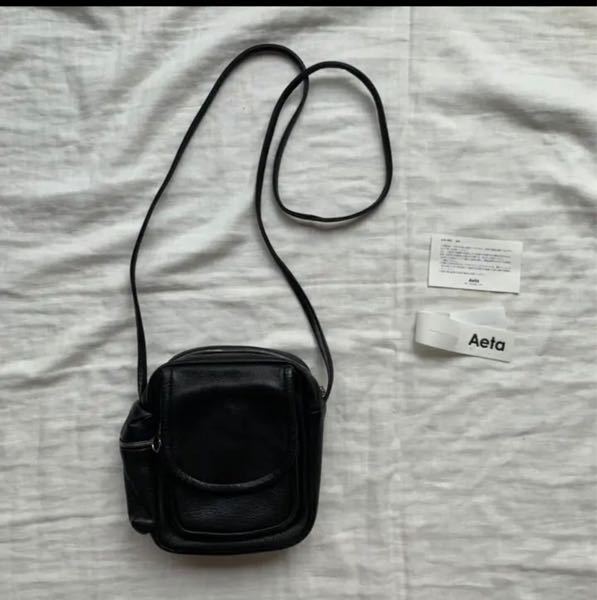 このAeta(アエタ)のショルダーバッグみたいな大きさのバッグを探しています。 2つ折りの財布、香水、ポケットティッシュが入るぐらいの大きさのものが理想です。 なにか似ているもの、ブランド等あ...