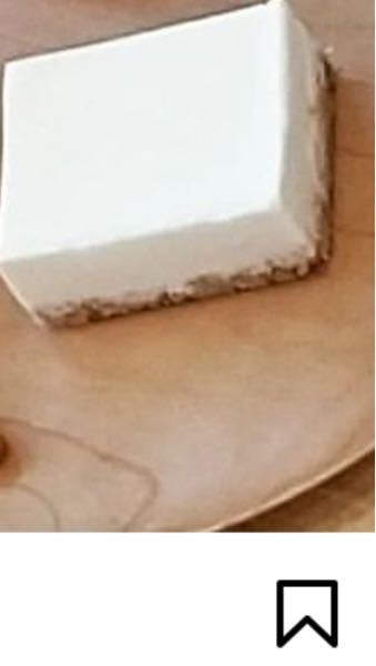 このレアチーズケーキはやけにきれいな直角で固めですが、ゼラチンの量が多いってことですかね? 私が作るともっとフルフルになり、こんな綺麗に立ちません。