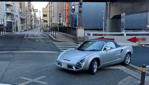 この車の名前はなにか分かりますか？ Googleマップのストリートビューで阪神高速の道頓堀の出口を降りたところに写っているもので気になりました。