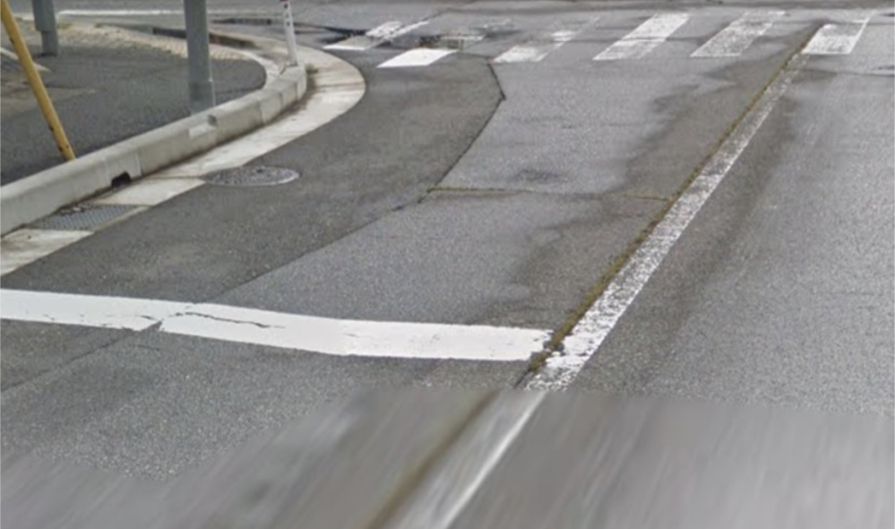 この交差点で、二段階右折時ここに停めますがここの横断歩道ギリギリまで、車が停めてた場合はどうやって二段階右折するんですか？ また、どこに止めるんですか？