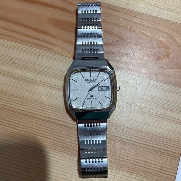 先日、シチズンのクリストロンをフリマアプリで入手しました。 どのくらいの年代のものなのか知りたくて調べてみたのですが、70年代に発売されたラウンドフェイスの画像ばかりで私が購入したスクエア型のものは見つからず同じ時期に発売されていたものなのかイマイチ確証が持てません。 あまり時計の知識もありませんので、この時計がいつ頃に作られたものなのか、どなたかご教授下さると幸いです。ちなみに現在も可動しています。