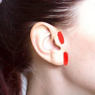 耳の絆創膏の貼り方教えてください。 赤く塗ってるところが傷口です。