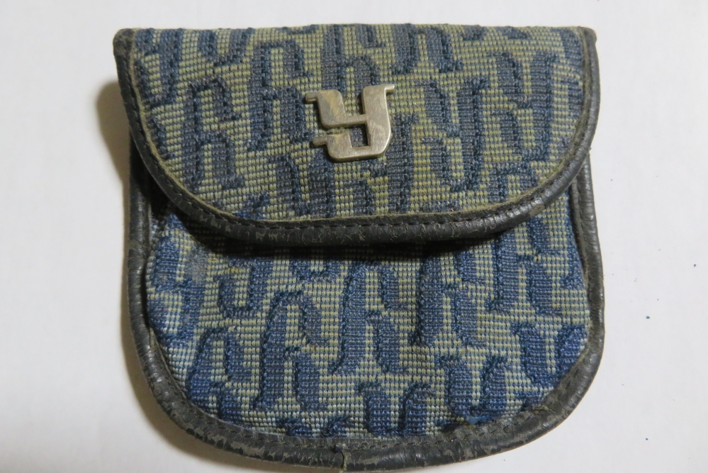 この財布はブランド物なのでしょうか？ 画像検索しても分かりませんでした。いくらぐらいの価値でしょうか。 お分かりの方 お願いします。