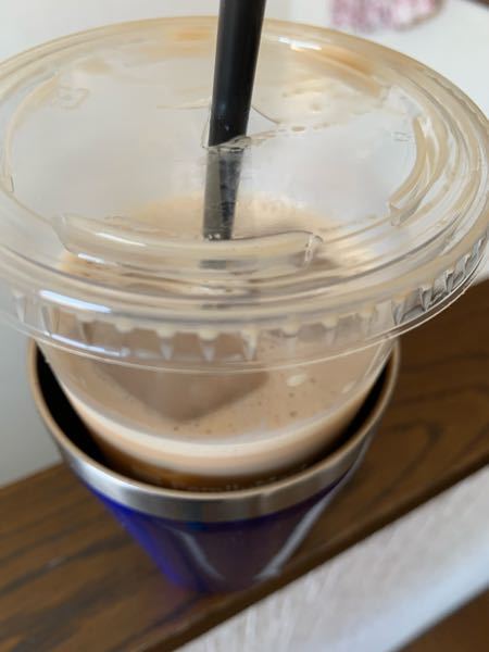 このようにカップと密着していないタンブラーって保温効果ありますか？保温性ひくいですか？
