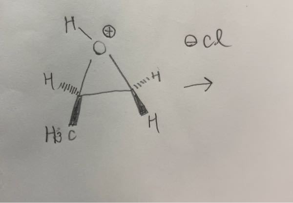有機化学のsn2反応についてです。 電子の流れを曲がって矢印で示し、生成物の構造を示しなさいという問題です。 わからないので教えていただけると助かります