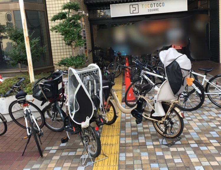 この駐輪の仕方はダメですよね？ また、どうしたら利用者さんはマナー良く駐輪するようになるでしょうか？ 埼玉県所沢市のトコトコスクエアというところの入り口なのですが、 前を通ると毎回点字ブロックの上に自転車があります。(画像あり) ここに自転車停める人は、何も考えていないのでしょうか… しかも子供いる(ママチャリ)人ばっか…(子供いないなら良いと言うわけじゃないですよ) ついでに言うと、 (これは画像ないですが) 私が自転車で利用するときは敷地内の駐輪場に停めますが 動線を無視した停め方や、縦に何台も並んでいる自転車に一台横に停める人が必ずいて自転車を取り出すのにかなり苦労する事も度々。 酷い時はバイクが停まっていることも…重くて動かせないのでは…(私はバイクには自分の自転車の近くに停められた事はまだない) 問い合わせるにも、ここの商業施設？(トコトコスクエアという名前の建物)にはそういうサイトがありません。 建物内にはいろんなテナントが入ってますが、各々は関係ない(クレーム言っても仕方ない？)と思いますし… 警察は違うでしょうし… 正直、この光景を見ると呆れます。 なんか悲しくなります。 こんな人間ばっかなのか、と。 マナー良く使えないのか…。 どうしたら改善するでしょうか？ 【真剣に悩んでいますので、趣旨の違う回答や不快な回答は不要です】