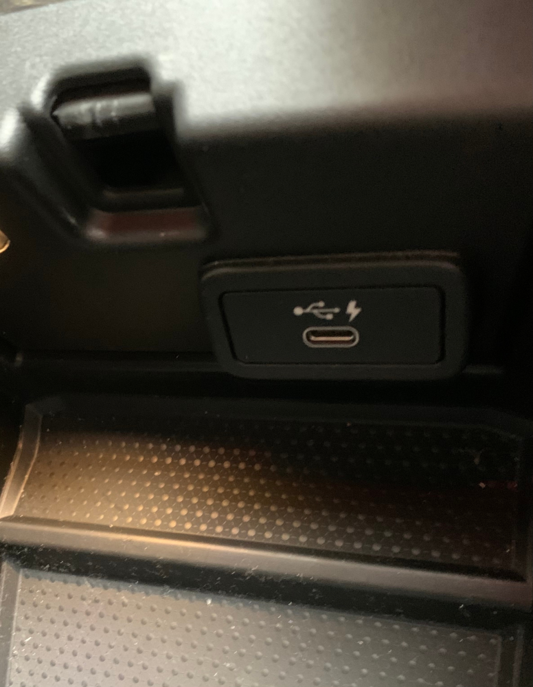 BMW3シリーズ G20のコンソール内にある コネクター差し口は、何に使用するためのものでしょうか？ 何を刺すのかよく分からず。。 iPhoneのライトニングケーブルの 端子用でしょうか？？ 調べてみてもあまり情報なく、 ご存知の方、お教えいただきたく お願い致します。
