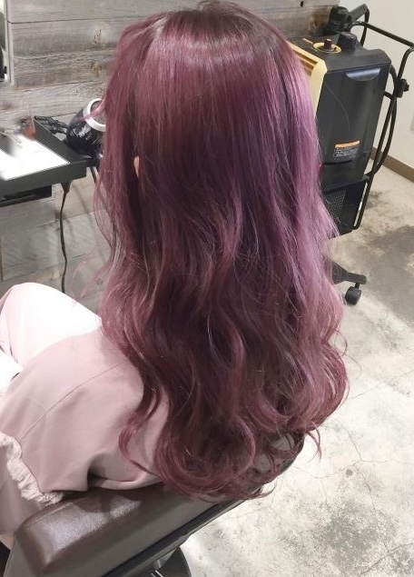 下の画像のような髪色に染めたいのですが、色落ちを防ぐのにピンクシャンプーや紫シャンプーは使えると思いますか？また、どちらの方が効果的だと思いますか？