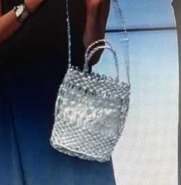 このバッグはどこのブランドでしょうか？ ちょっとピンボケですが、色はシルバーです。