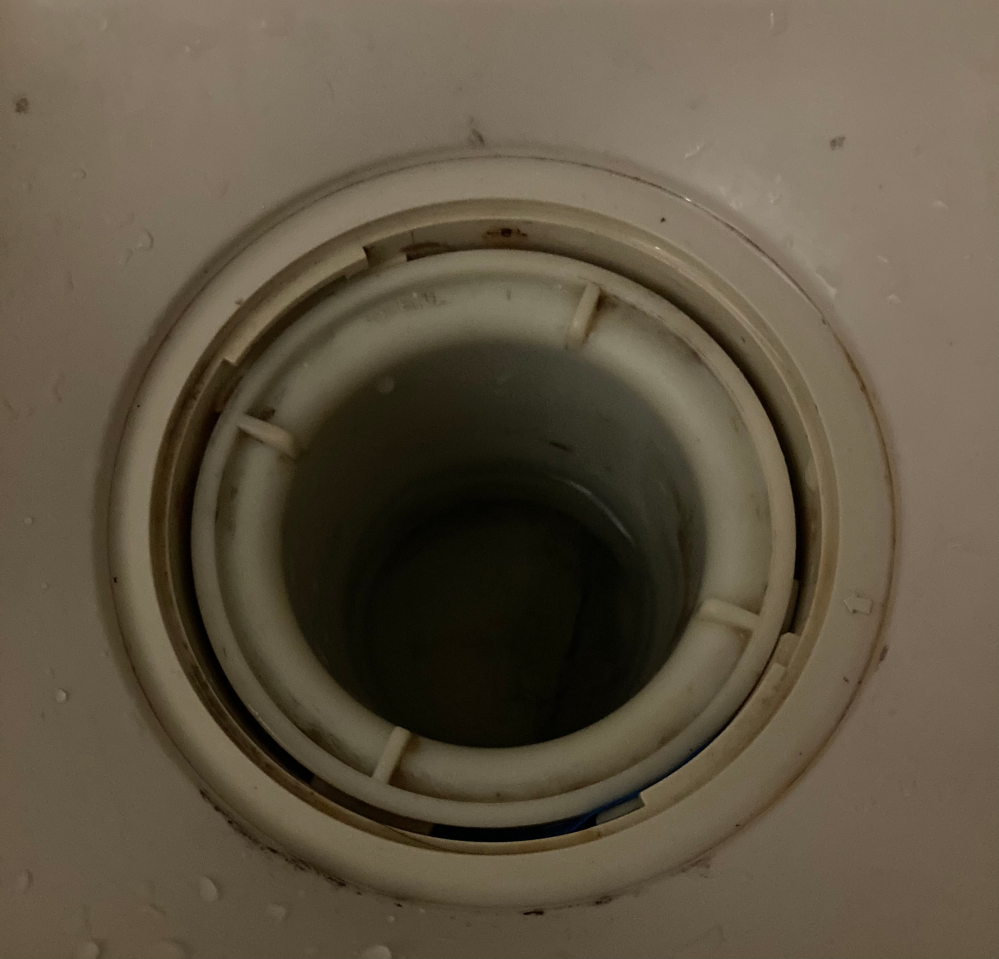 お風呂の排水溝の部分ですが、中のカップのの取り方が分かりません。 右や左に回そうとしてもびくともしません。 取り外し方はありますか？