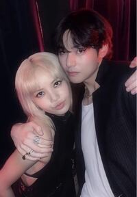 このテヒョンとリサの写真合成ですか ガチですか 合成です元の画像貼って Yahoo 知恵袋