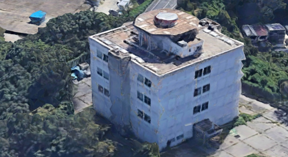 謎の建物について質問です。 Googleアースで遊んでいると謎の建物を発見しました。検索しても出てこないので余計に気になってきています。 住所は広島県広島市南区南大河町１８−１ 小高い山っぽいと...