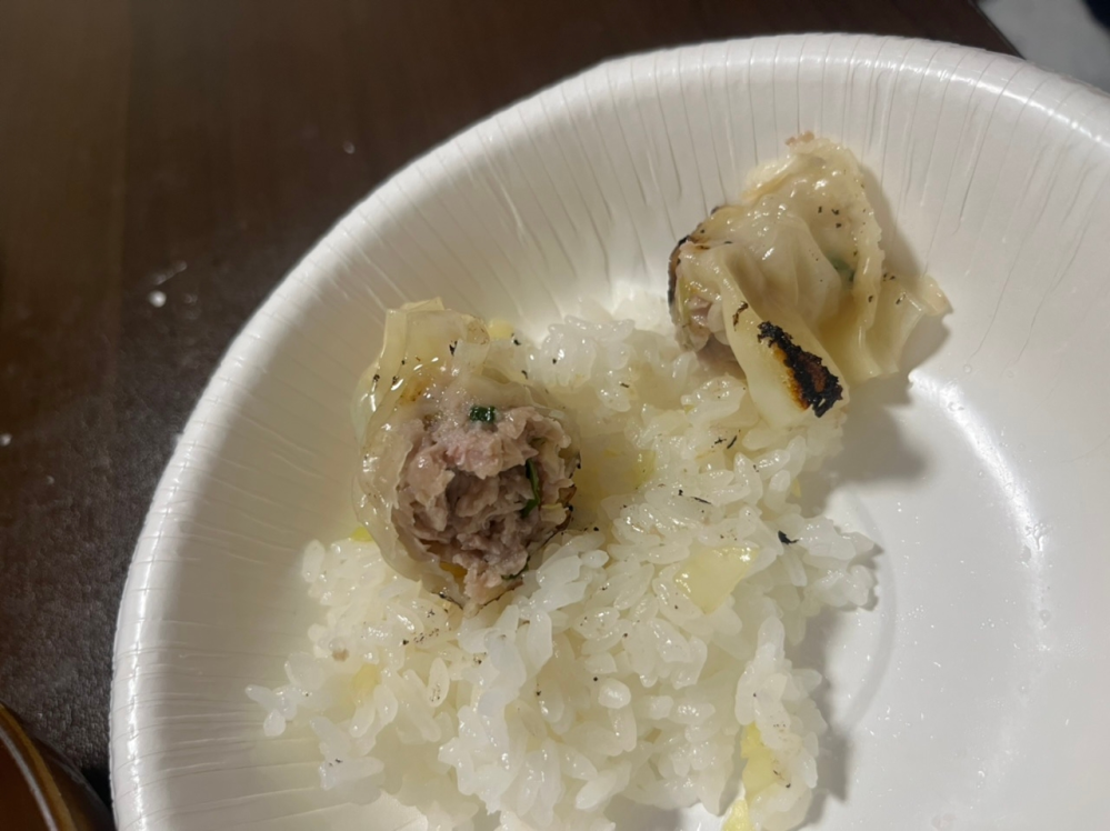 至急回答お願いします！写真の餃子の中は生焼けですか？ - Yahoo!知恵袋