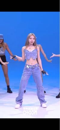 twiceナヨン着用のこのジーンズはどこで変えますか…非売品でしょ twiceナヨン着用のこのジーンズはどこで変えますか…非売品でしょ