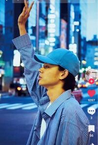 この菅田将暉さんが着ている青いストライプのシャツのブランド