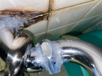 こちらの排水管から水漏れするのでコーキングを塗りまくったんですけど完全に乾い Yahoo 知恵袋