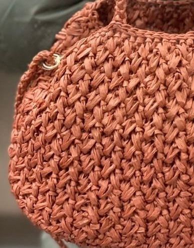 これは何編みでしょうか？ 2段で一模様なのか、前段から拾っているのか、往復編みなのか、色々試していますがわからなくて、教えてください。