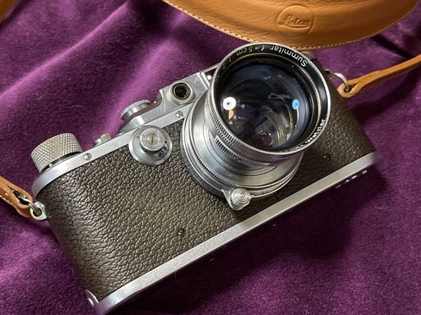 完全メンテ済みのライカ/Leica IIIaを買ったのは良いのですが露出計の扱い方&見方が全く分かりません。また露出計はスマホのアプリで十分なのか？デジタル？機械式が良いのかさえ分かりま...
