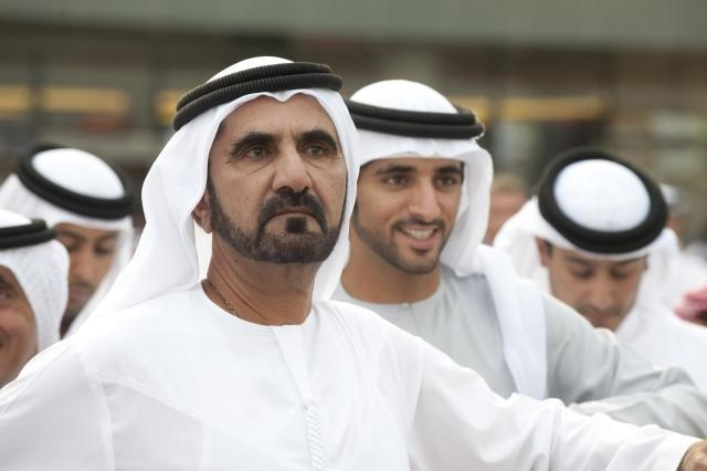 中東のイスラム教の王室の男性の正装は 画像のような白装束なんですか？ 一般庶民男性もこのような 白装束なんですか？