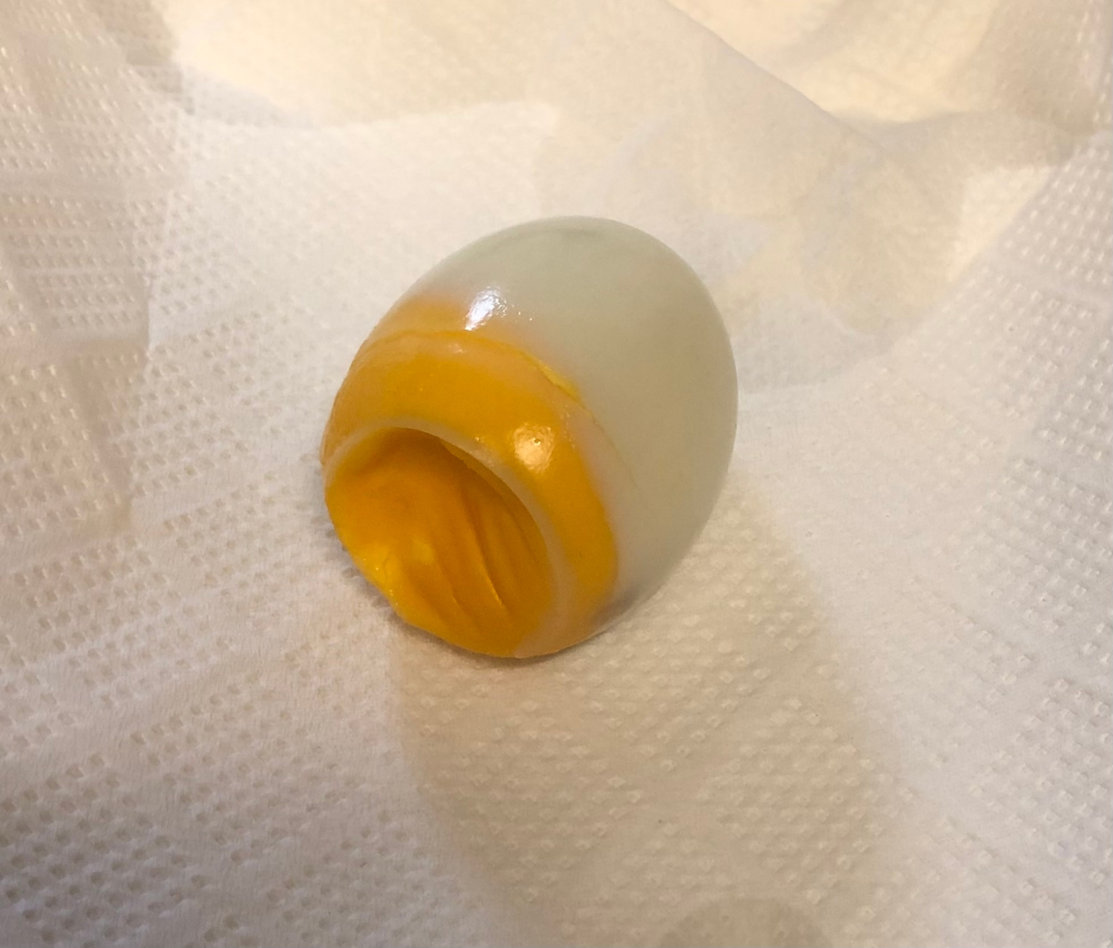人からもらったゆで卵が剥くとこうなっていたのですが、どうしてこうなっているのでしょうか。食べても大丈夫でしょうか。