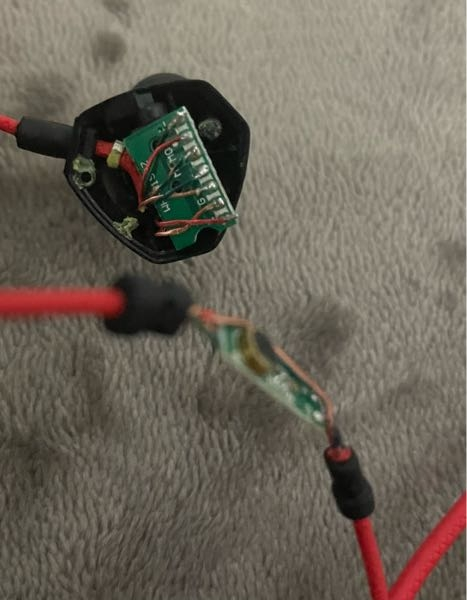 壊れたイヤホン こんなカバーぶっ壊れたイヤホンもう使えませんよね。ゲオで買った20