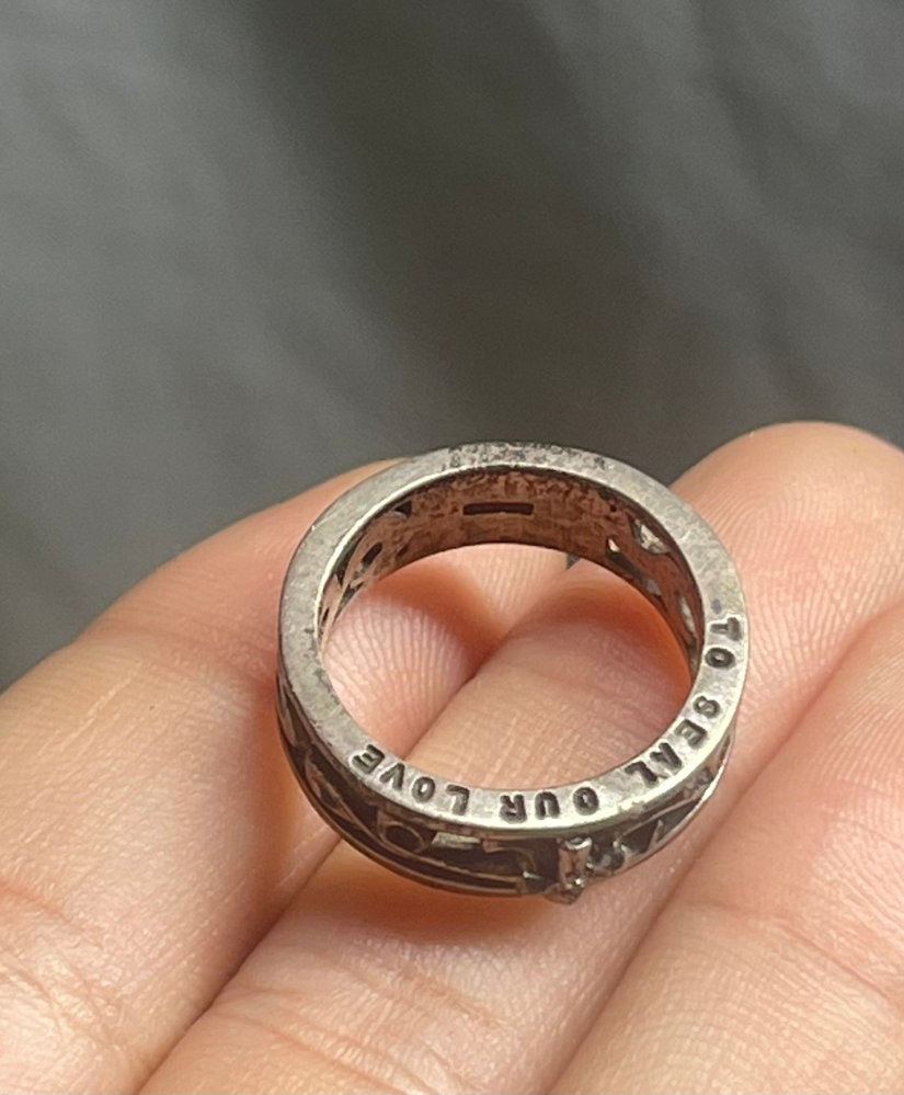 家でこのリングを見つけたのですが、どこのブランドのものなのかわからず困ってます。 良ければ教えて頂きたいですm(*_ _)m 内側にはsilverと刻印があります。