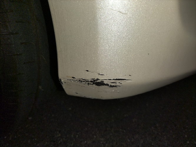 車のバンパーのこすり傷ですが、修理代相場はどれくらいですか？